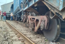 प्रयागराज में मालगाड़ी के तीन डिब्बे पटरी से उतरे, दिल्ली-हावड़ा रूट पर संचालन बाधित प्रयागराज में मालगाड़ी के तीन डिब्बे पटरी से उतरे, दिल्ली-हावड़ा रूट पर संचालन बाधित