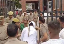 बच्चों संग आत्मदाह करने SP ऑफिस पहुंचा दंपती, पेट्रोल से भीगे कपड़े को पुलिस ने छीना; जानें- पूरा मामला