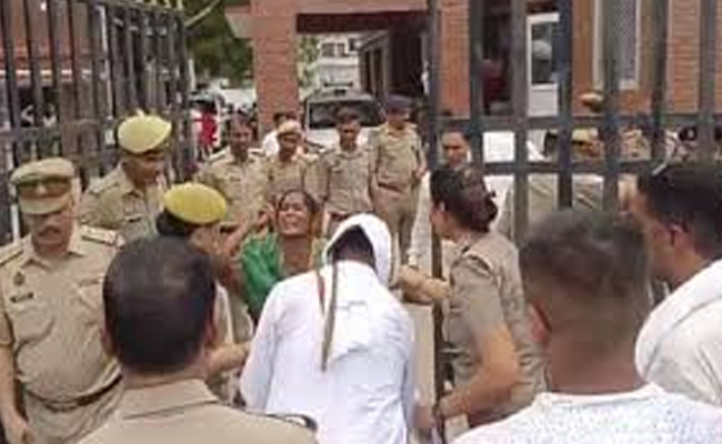 बच्चों संग आत्मदाह करने SP ऑफिस पहुंचा दंपती, पेट्रोल से भीगे कपड़े को पुलिस ने छीना; जानें- पूरा मामला बच्चों संग आत्मदाह करने SP ऑफिस पहुंचा दंपती, पेट्रोल से भीगे कपड़े को पुलिस ने छीना; जानें- पूरा मामला