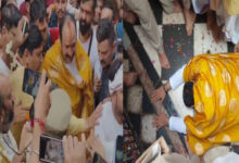 बरसाना पहुंचे कथा वाचक प्रदीप मिश्रा, श्रीराधा रानी से नाक रगड़कर मांगी माफी