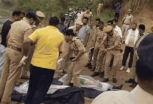 सगी मां ने चार बच्चों को नदी में फेंका, तीन की मौत, एक तैरकर बचा सगी मां ने चार बच्चों को नदी में फेंका, तीन की मौत, एक तैरकर बचा