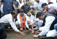 मंत्री श्री विजयवर्गीय जी के साथ अभिनेता श्री सुनील शेट्टी जी ने किया पौधरोपण