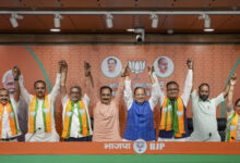दिल्ली में AAP को बड़ा झटका, विधायक, पार्षद और पूर्व मंत्री ने थामा भाजपा का दामन