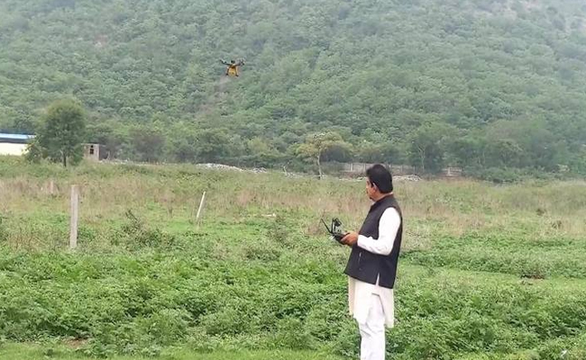 सांसद श्री शंकर लालवानी ने ड्रोन से किया बीजारोपण सांसद श्री शंकर लालवानी ने ड्रोन से किया बीजारोपण