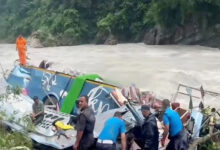 नेपाल: भारतीय यात्रियों से भरी बस नदी में गिरी, 14 लोगों की मौत