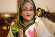 बांग्लादेश में हिंसा के बाद शेख हसीना ने पीएम पद से दिया इस्तीफा, सेना के हेलीकॉप्टर से पहुंचीं भारत