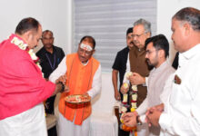 मुख्यमंत्री श्री विष्णु देव साय ने सुप्रसिद्ध कथावाचक पंडित श्री प्रदीप मिश्रा से की सौजन्य मुलाकात