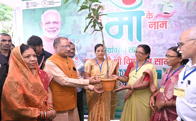 एक पेड़ मां के नाम अभियान : मुख्यमंत्री श्री विष्णुदेव साय ने जशपुर जिले में चल रहे वृहत वृक्षारोपण अभियान के तहत् महतारी वंदन हितग्राही को सौंपा पौधा एक पेड़ मां के नाम अभियान : मुख्यमंत्री श्री विष्णुदेव साय ने जशपुर जिले में चल रहे वृहत वृक्षारोपण अभियान के तहत् महतारी वंदन हितग्राही को सौंपा पौधा