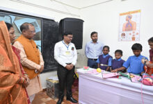 मुख्यमंत्री के समक्ष डिजिटल एप्प ई-जादुई पिटारा की खूबियों का किया गया प्रदर्शन मुख्यमंत्री के समक्ष डिजिटल एप्प ई-जादुई पिटारा की खूबियों का किया गया प्रदर्शन