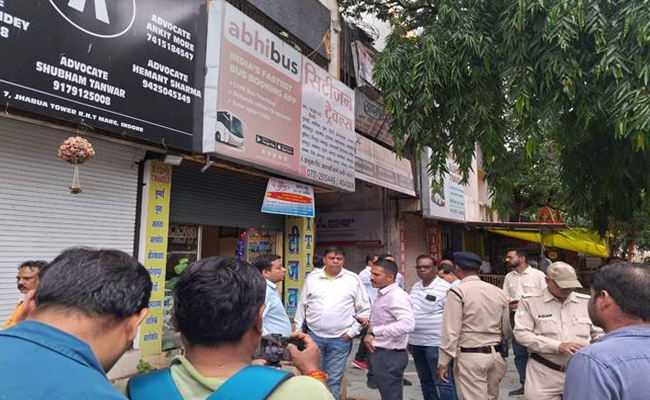 इंदौर शहर में यातायात को सुगम बनाने के लिए जिला प्रशासन के प्रयास लगातार जारी इंदौर शहर में यातायात को सुगम बनाने के लिए जिला प्रशासन के प्रयास लगातार जारी