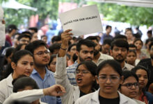 स्वास्थ्य मंत्रालय की हड़ताली डॉक्टरों से ड्यूटी पर लौटने की अपील, सुरक्षा सुनिश्चित करने के लिए बनेगी कमेटी स्वास्थ्य मंत्रालय की हड़ताली डॉक्टरों से ड्यूटी पर लौटने की अपील, सुरक्षा सुनिश्चित करने के लिए बनेगी कमेटी