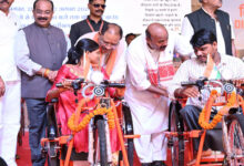 दिव्य कला मेले में दिव्यांगजनों को सहायक उपकरण एवं ऋण स्वीकृति पत्र किए गए वितरित