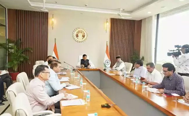 मुख्यमंत्री डॉ. यादव ने कानून-व्यवस्था और सड़कों के रख-रखाव के संबंध में दिए निर्देश मुख्यमंत्री डॉ. यादव ने कानून-व्यवस्था और सड़कों के रख-रखाव के संबंध में दिए निर्देश
