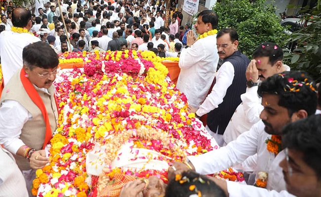 पंचतत्व में विलीन हुए सीएम मोहन यादव के पिता, मुख्यमंत्री के बड़े भाई ने दी मुखाग्नि पंचतत्व में विलीन हुए सीएम मोहन यादव के पिता, मुख्यमंत्री के बड़े भाई ने दी मुखाग्नि