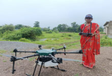 घरेलू काम के संग निरूपा साहू उड़ाती है अब ड्रोन, गांव में कहलाती है ड्रोन वाली दीदी