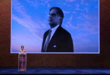 नीता और मुकेश अंबानी ने रतन टाटा को रिलायंस ग्रुप के कर्मचारियों के साथ दी सामूहिक श्रद्धांजलि