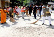 राज्यपाल श्री पटेल ने झाड़ू लगाकर दिया स्वच्छता का संदेश