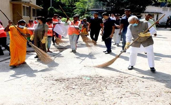 राज्यपाल श्री पटेल ने झाड़ू लगाकर दिया स्वच्छता का संदेश राज्यपाल श्री पटेल ने झाड़ू लगाकर दिया स्वच्छता का संदेश