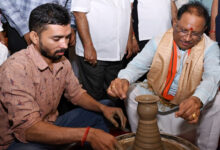 मुख्यमंत्री श्री विष्णु देव साय ने चाक पर दिखाई कलाकारी, बनाई मिट्टी की कटोरी