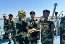 पीएम मोदी ने कच्छ में जवानों के साथ मनाई दिवाली, मिठाई खिलाकर जवानों को दी शुभकामनाएं