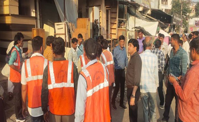 यातायात व्यवस्था सुधार हेतु जिला प्रशासन, नगर निगम एवं पुलिस प्रशासन की संयुक्त कार्यवाही यातायात व्यवस्था सुधार हेतु जिला प्रशासन, नगर निगम एवं पुलिस प्रशासन की संयुक्त कार्यवाही