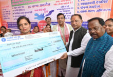 मुख्यमंत्री श्री विष्णुदेव साय ने किया विभागीय स्टालों का अवलोकन, अवलोकन के दौरान हितग्राहियों को सामग्री एवं ऋण राशि चेक का वितरण