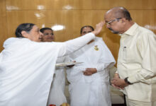 राज्यपाल श्री रमेन डेका को ब्रम्हकुमारी बहनों ने भाई दूज का टीका लगाया