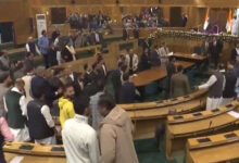 जम्मू-कश्मीर विधानसभा में 370 पर मचा बवाल, चले लात घूंसे