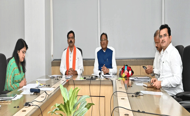 मुख्यमंत्री श्री विष्णु देव साय ने आत्मसमर्पित नक्सलियों और नक्सल हिंसा से पीड़ितों को जारी की प्रधानमंत्री आवास योजना की पहली किस्त मुख्यमंत्री श्री विष्णु देव साय ने आत्मसमर्पित नक्सलियों और नक्सल हिंसा से पीड़ितों को जारी की प्रधानमंत्री आवास योजना की पहली किस्त