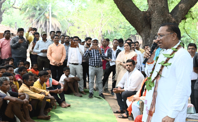 मुख्यमंत्री श्री विष्णु देव साय पहुंचे दंतेवाड़ा जिले के ग्राम मुलेर : छत्तीसगढ़ के अंतिम छोर पर पहुंचा सुशासन तिहार