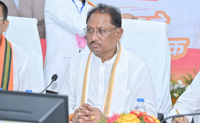 मुख्यमंत्री के कड़े तेवर: लापरवाह अधिकारियों पर गिरी गाज