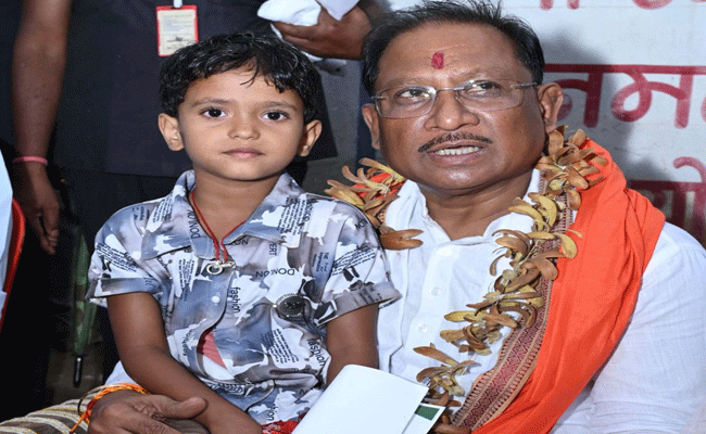 पहाड़ी कोरवा के पीएम जनमन आवास में पहुंचे मुख्यमंत्री