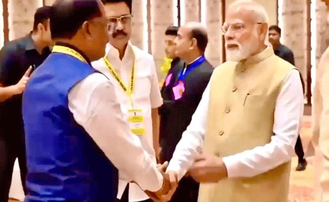 नीति आयोग की बैठक में दिखी आत्मीयता: जब प्रधानमंत्री श्री नरेंद्र मोदी ने मुख्यमंत्री श्री विष्णुदेव साय का थामा हाथ और कहा – छत्तीसगढ़ की बात अभी बाकी है