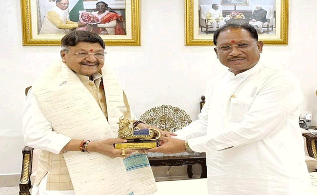 मुख्यमंत्री विष्णुदेव साय से मध्यप्रदेश के कैबिनेट मंत्री श्री कैलाश विजयवर्गीय ने की सौजन्य मुलाकात