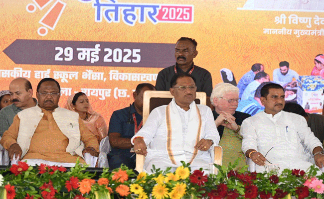 मुख्यमंत्री श्री विष्णु देव साय ने सुशासन तिहार के अवसर पर आज रायपुर जिले के आरंग विकासखंड के ग्राम भैंसा में आयोजित समाधान शिविर में क्षेत्र के विकास के लिए कई घोषणाएं की
