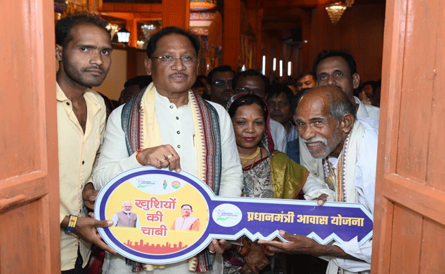 संतु चक्रेस को मिला सपनों का आशियाना, मुख्यमंत्री से पक्के मकान की चाबी पाकर भावुक हुए बुजुर्ग