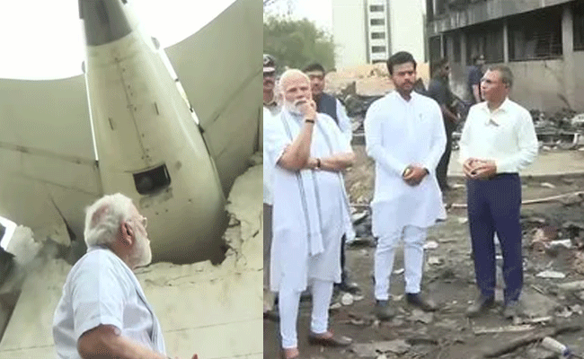 अहमदाबाद विमान हादसा: घटनास्थल का जायजा लेने पहुंचे पीएम मोदी, घायलों से की मुलाकात Ahmedabad plane crash: PM Modi arrives to inspect the site of accident अहमदाबाद। अहमदाबाद में हुए भीषण विमान हादसे में 265 लोगों की मौत हो गई है। इसमें यात्रियों और क्रू मेंबर्स के अलावा उस हॉस्टल के ट्रेनी डॉक्टर भी शामिल हैं, जहां एयर इंडिया का विमान दुर्घटनाग्रस्त हुआ था। हादसे के अगले दिन यानी आज प्रधानमंत्री नरेंद्र मोदी अहमदाबाद पहुंच गए हैं। उनके साथ गुजरात के मुख्यमंत्री भूपेंद्र पटेल और केंद्रीय उड्डयन मंत्री राम मोहन नायडू भी हैं।   अहमदाबाद पहुंचने के बाद पीएम मोदी सीधे घटनास्थल पर पहुंचे। पीएम मोदी ने अहमदाबाद विमान हादसे वाली साइट पहुंचकर पैदल चलकर स्थिति को देखा। इसके बाद वह अहमदाबाद सिविल अस्पताल पहुंचे और घायलों से मुलाकात की।   प्रधानमंत्री इस हादसे में जीवित बचे एकमात्र व्यक्ति रमेश विश्वास कुमार से भी मुलाकात कर सकते हैं। रमेश का फिलहाल इलाज चल रहा है। इसके बाद आज ही गृहमंत्री अमित शाह, गुजरात के सीएम भूपेंद्र पटेल और केंद्रीय उड्डयन मंत्री राममोहन नायडू के साथ समीक्षा बैठक करेंगे।  टेकऑफ होते ही क्रैश हुआ प्लेन  बता दें कि अहमदाबाद में एअर इंडिया का बोइंग 787 ड्रीमलाइनर प्लेन 12 जून 2025 (गुरुवार) को दोपहर टेक ऑफ के दो मिनट बाद ही क्रैश हो गया था। हादसे में गुजरात के पूर्व मुख्यमंत्री विजय रूपाणी और 12 क्रू मेंबर्स समेत 241 लोगों की मौत हो गई थी। फ्लाइट नंबर AI-171 अहमदाबाद से लंदन जा रही थी। इसमें 169 भारतीय, 53 ब्रिटिश, 7 पुर्तगाली और एक कनाडाई नागरिक समेत कुल 230 यात्री सवार थे। इनमें 103 पुरुष, 114 महिलाएं, 11 बच्चे और 2 नवजात थे। बाकी 12 क्रू मेंबर्स थे।  वहीं इस हादसे में सिर्फ एक भारतीय मूल के ब्रिटिश नागरिक जिंदा बचे हैं। इस हादसे में कुल 265 लोगों की मौत की पुष्टि हो चुकी है। दरअसल, आग लगते ही विमान 2.5 किमी दूर बीजे मेडिकल एंड सिविल हॉस्पिटल की बिल्डिंग से जा टकराया। इस बिल्डिंग में अहमदाबाद के सिविल हॉस्पिटल के डॉक्टर्स रहते हैं। हादसे के समय इमारत में 50 से 60 डॉक्टर मौजूद थे, इनमें 15 से ज्यादा घायल हो गए हैं।