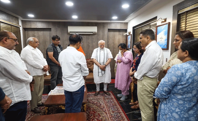 विजय रुपाणी के परिवार से मिले पीएम मोदी, पूर्व सीएम के निधन पर जताया शोक