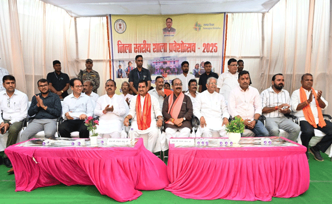 शाला प्रवेशोत्सव में शामिल हुए केन्द्रीय राज्य मंत्री श्री तोखन साहू और उप मुख्यमंत्री श्री अरुण साव