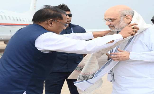 केंद्रीय गृह मंत्री श्री अमित शाह के छत्तीसगढ़ आगमन पर मुख्यमंत्री श्री विष्णुदेव साय ने स्वामी विवेकानंद एयरपोर्ट पर किया स्वागत