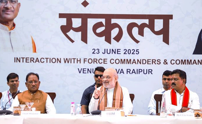 केंद्रीय गृह एवं सहकारिता मंत्री श्री अमित शाह ने आज छत्तीसगढ़ के नवा रायपुर में सुरक्षा बलों के जवानों के साथ संवाद किया