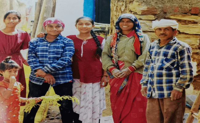 मुख्यमंत्री नोनी सशक्तिकरण योजना ने बदली पार्वती मिझी की ज़िंदगी : बेटियों के सपनों को मिली उड़ान