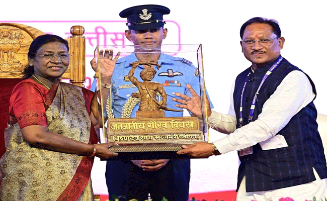 जनजातीय गौरव दिवस समारोह का ऐतिहासिक क्षण : मुख्यमंत्री श्री विष्णु देव साय ने राष्ट्रपति श्रीमती द्रौपदी मुर्मु को भेंट की धरती आबा भगवान बिरसा मुंडा की बस्तर आर्ट प्रतिमा