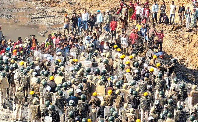 अंबिकापुर में पुलिस और ग्रामीणों के बीच हिंसक झड़प, 40 पुलिसकर्मी घायल, आंसू गैस के गोले छोड़े अंबिकापुर में पुलिस और ग्रामीणों के बीच हिंसक झड़प, 40 पुलिसकर्मी घायल, आंसू गैस के गोले छोड़े