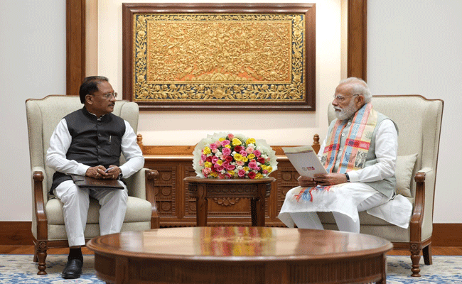 बस्तर 2.0 की शुरुआत: मुख्यमंत्री साय ने पीएम मोदी को दिया आमंत्रण, विकास का ब्लूप्रिंट सौंपा